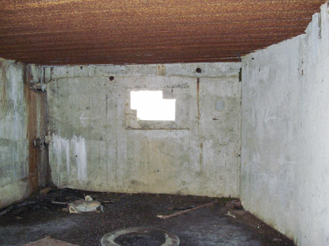Ligne Maginot - CEZF-15 - CIMETIERE DE MONTIGNY - (Casemate d'infanterie - Double) - Créneau Hotchkiss, est - R Tucker