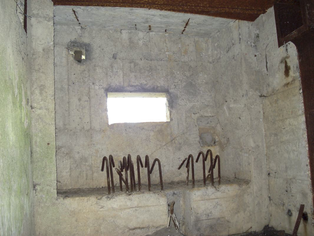 Ligne Maginot - CEZF-15 - CIMETIERE DE MONTIGNY - (Casemate d'infanterie - Double) - Créneau AC, est - R Tucker