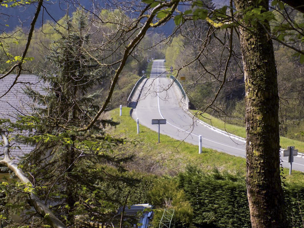 Ligne Maginot - BB49 - LES DAMES DE MEUSE - (Blockhaus pour canon) - Direction de tir, vue vers l'ouest, pont sur la Meuse - R Tucker