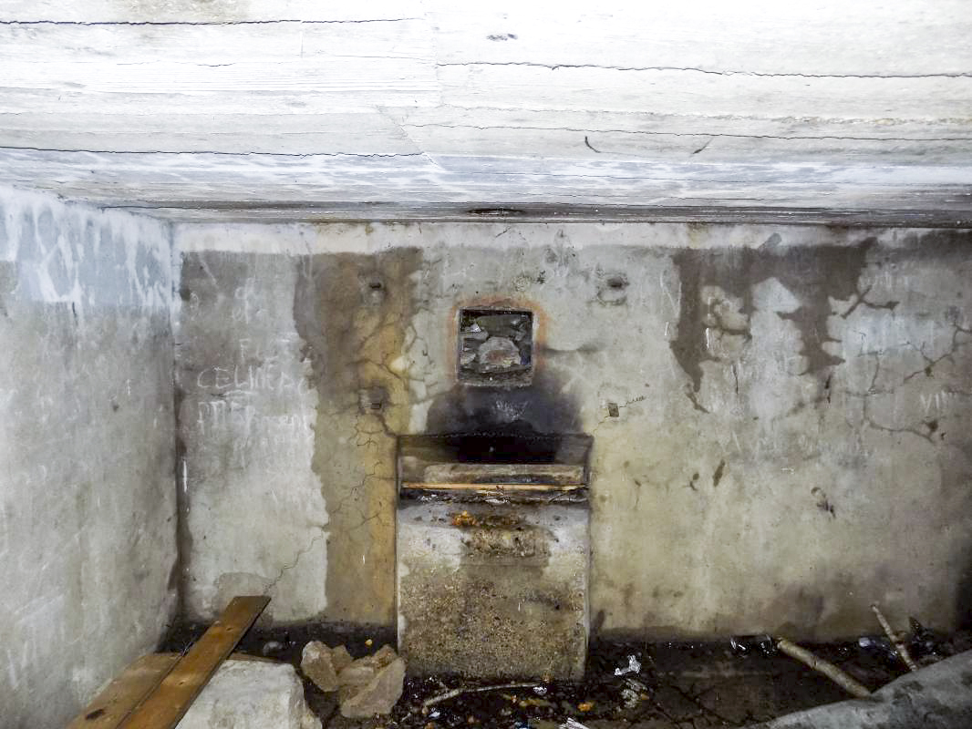 Ligne Maginot - BB59-C - BOIS DE L'HERMITAGE SUD - (Blockhaus pour arme infanterie) - Face frontale, créneau Hotchkiss - R Tucker