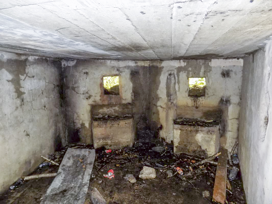 Ligne Maginot - BB59-C - BOIS DE L'HERMITAGE SUD - (Blockhaus pour arme infanterie) - Faces droite, les créneaux Hotchkiss - R Tucker