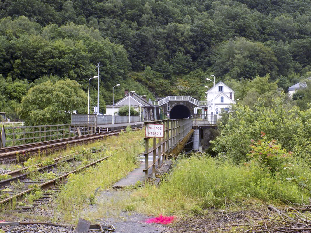 Ligne Maginot - BB59 - LES VANNELLES - (Blockhaus pour canon) - Face frontale, vue direction de tir AC, à travers le pont vers la gare - R Tucker