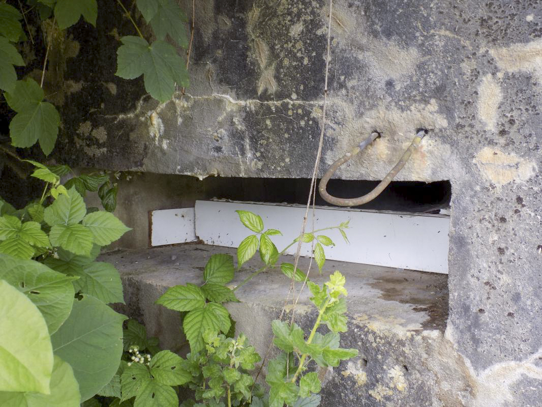 Ligne Maginot - BB60-C - ECLUSE DE BOGNY - (Blockhaus pour arme infanterie) - Face frontale, créneau gauche. - R Tucker
