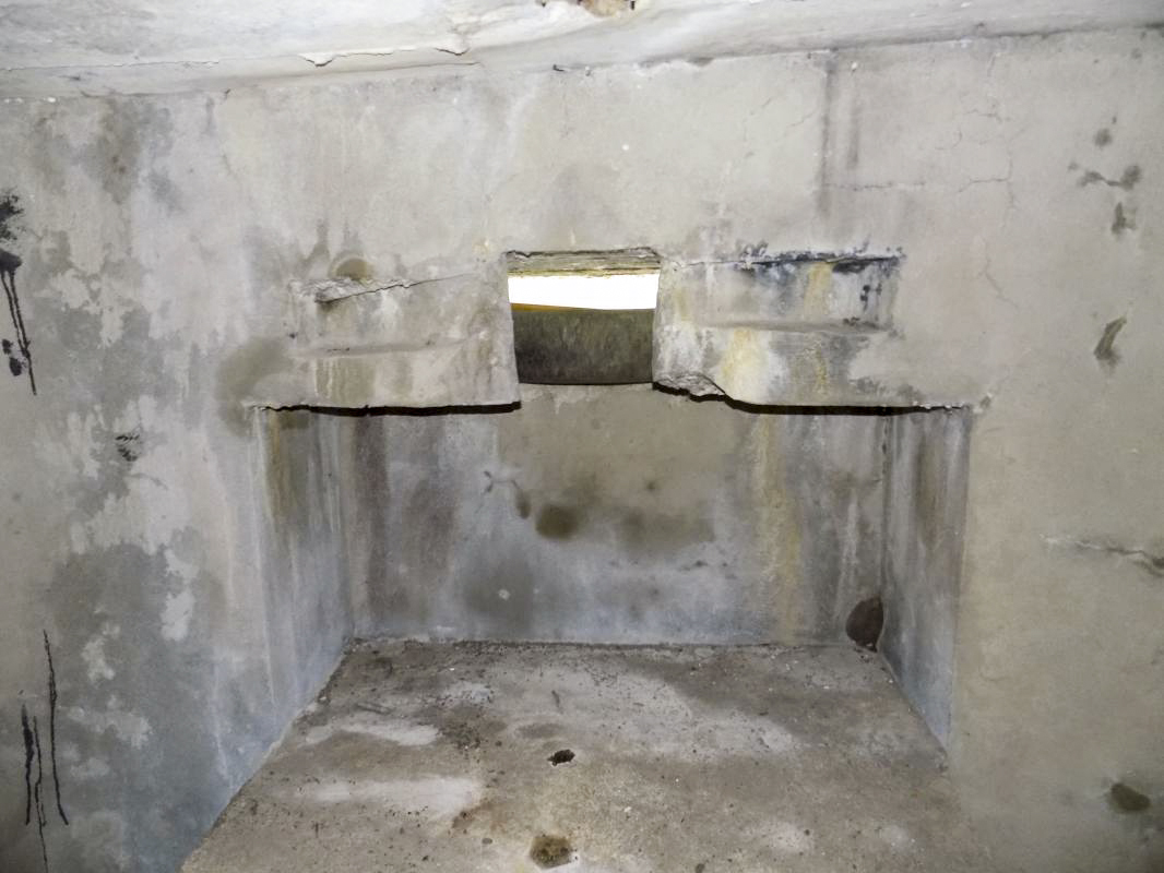 Ligne Maginot - BB60-C - ECLUSE DE BOGNY - (Blockhaus pour arme infanterie) - Noter que les fixations ne sont pas celle habituelles pour la mitrailleuse Hotchkiss... - R Tucker