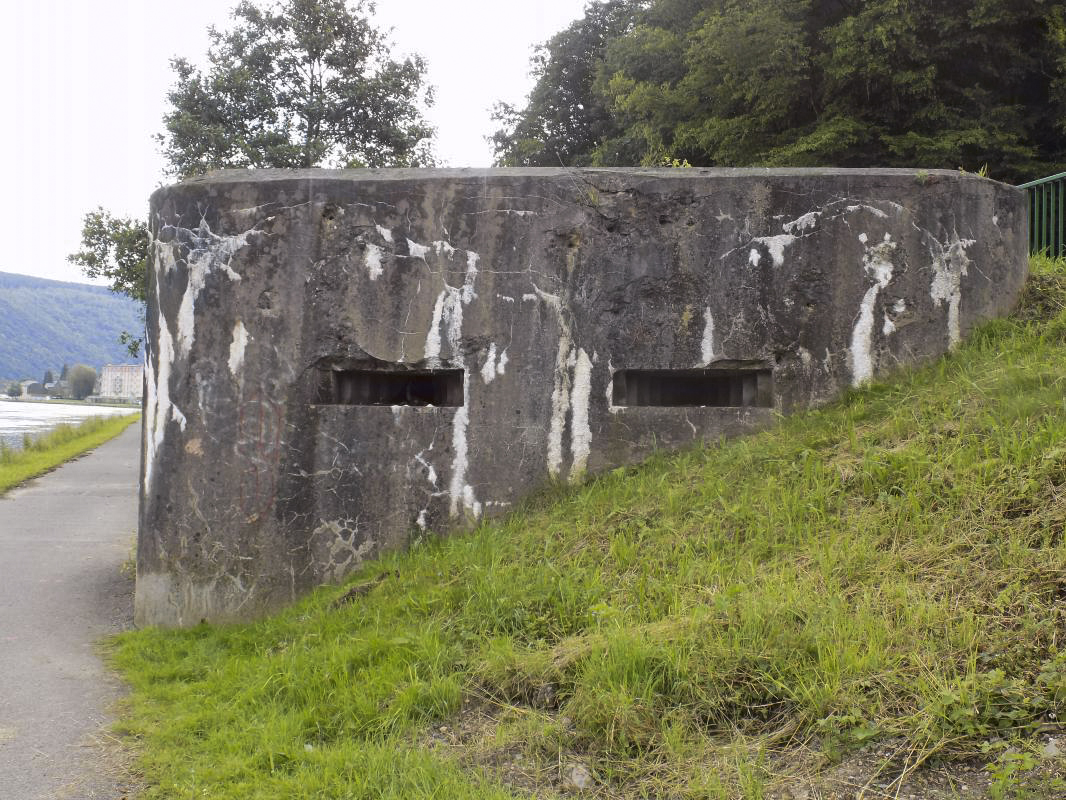 Ligne Maginot - BB61 - BARRAGE DE BOGNY - (Blockhaus pour arme infanterie) - Face frontale
Noter les impacts au dessus du créneau de droite, reliquats des combats de Mai 1940. - R Tucker