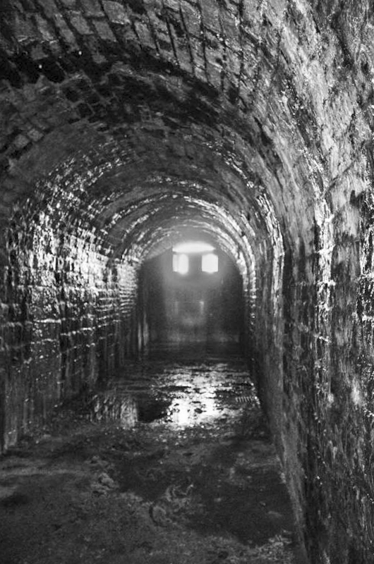 Ligne Maginot - TUNNEL DE GIVET - (Blockhaus pour arme infanterie) - L'une des chambre de tir vue de l'intérieur - Inconnu