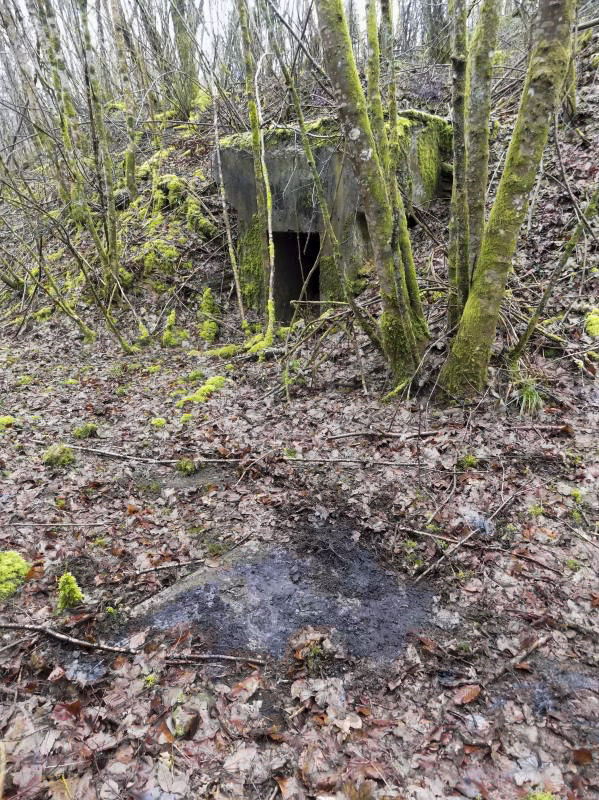 Ligne Maginot - CHARLEMAGNE (QUARTIER DU III / 148° RIF) - (PC de Quartier) - Entrée gauche et du béton par terre - R Tucker