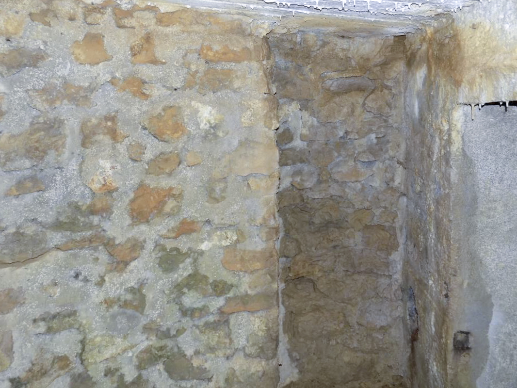 Ligne Maginot - BB82-C - LE HETRE - (Blockhaus pour canon) - L'entrée, extérieur gauche - R Tucker
