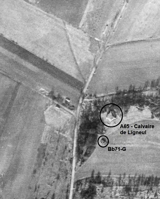 Ligne Maginot - A65 - CALVAIRE DU LIGNEUL - (Casemate d'infanterie - Double) - L'absence de puits de cloche, et la forme du mur de tête montrent une casemate de type A - IGN - Géoportail 1949