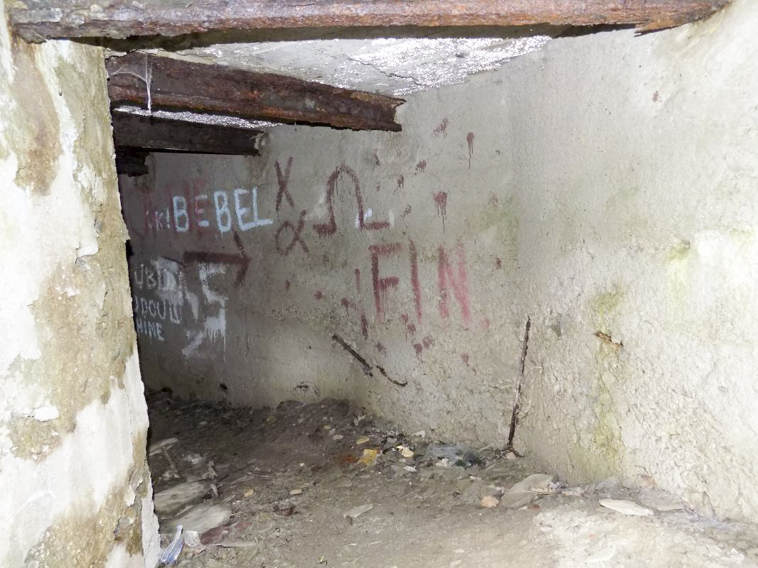 Ligne Maginot - Blockhaus Bb63 - DEVANT JOIGNY - Couloir, l'arrière du bloc  - R Tucker