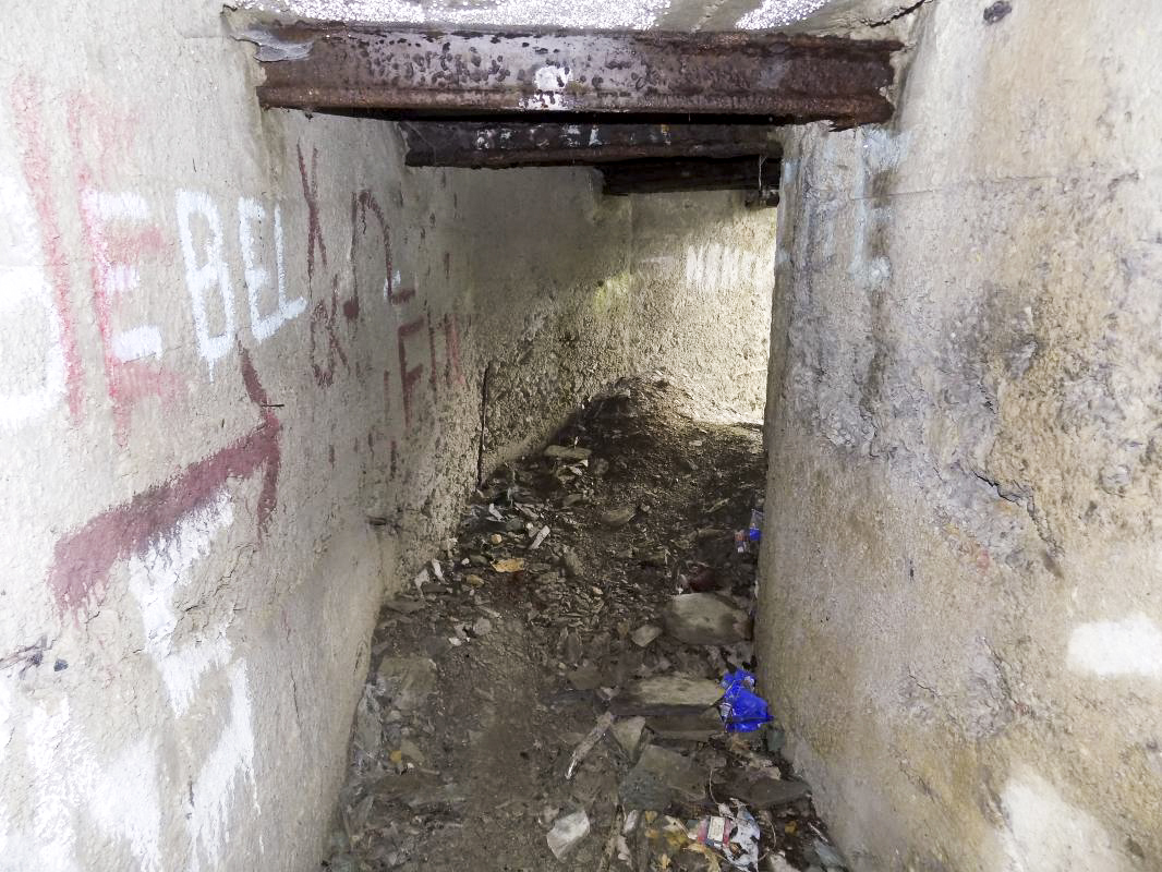 Ligne Maginot - Blockhaus Bb63 - DEVANT JOIGNY - Vers la sortie - R Tucker