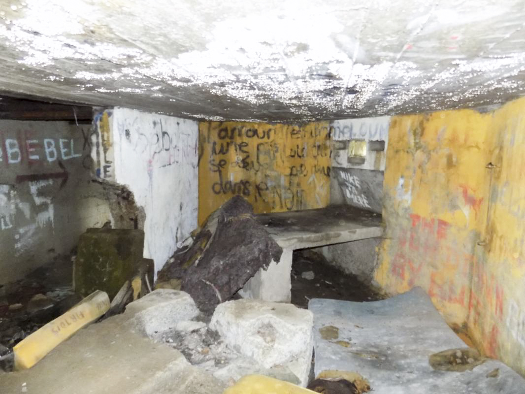 Ligne Maginot - Blockhaus Bb63 - DEVANT JOIGNY - Face gauche, créneau Hotchkiss - R Tucker