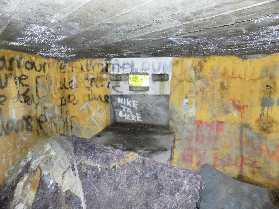 Ligne Maginot - Blockhaus Bb63 - DEVANT JOIGNY - Face gauche, créneau Hotchkiss - R Tucker