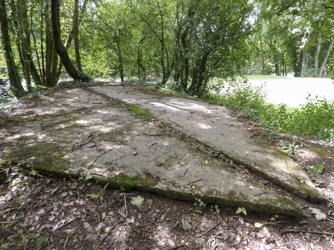 Ligne Maginot - BB72-A - MONT OLYMPE - (PC) - Losange en béton dont les pointes opposées sont reliées par une rainure. rénureLosande - JMBrams