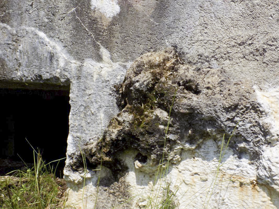 Ligne Maginot - BB72-C - LA COUPE DE LA PRE - (Blockhaus pour canon) - Détail du béton ajouté sur la surface des murs à plusieurs endroits - R Tucker