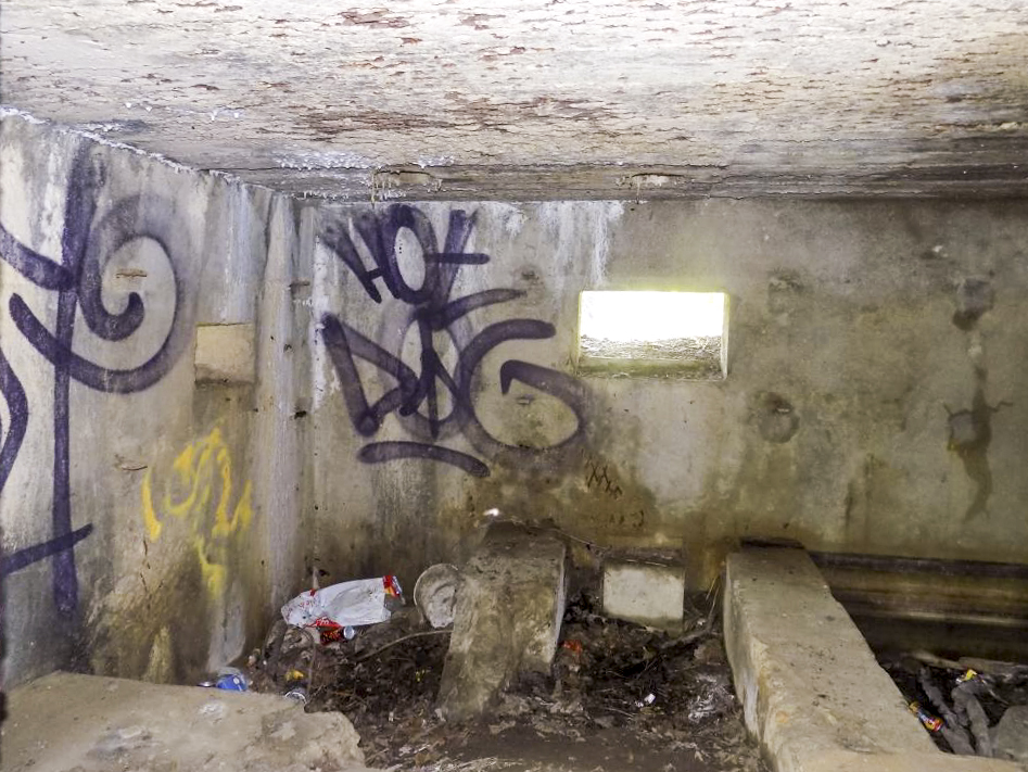 Ligne Maginot - BB72-C - LA COUPE DE LA PRE - (Blockhaus pour canon) - Créneaux FM/Obs à gauche et AC, face sud - R Tucker