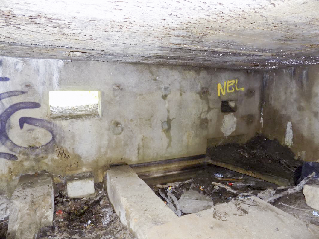 Ligne Maginot - BB72-C - LA COUPE DE LA PRE - (Blockhaus pour canon) - Créneaux AC et Hotchkiss, face sud - R Tucker