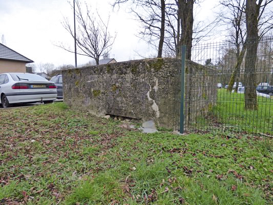 Ligne Maginot - BB75-A - LA BROUETTE NORD - (Blockhaus pour arme infanterie) - Le créneau de tir est visible au ras du sol. L'entrée est du côté des voitures. - AALMA - www.lignemaginot.com