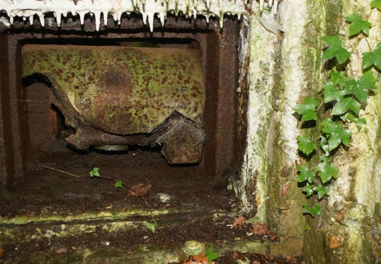 Ligne Maginot - Tampons et volets de protection des trémies pour arme d'infanterie - Le même tampon, toujours en place détruit dans le site d'essai du polygone de Bourges... 70 ans après !