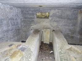 Ligne Maginot - 24A - BOIS DE FLIZE EST - (Blockhaus pour canon) - Face frontale, créneau AC.
Le créneau est déplacé à gauche de l'axe du canon AC.