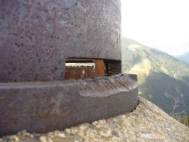 Ligne Maginot - Avant-poste de CONCHETAS - CONQUET (OC) - Bloc 4
La cloche d'observation avec l'un des créneaux usiné de façon 'artisanale' afin d'augmenter son champ de vision