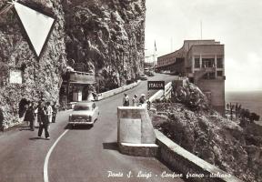 Ligne Maginot - PONT SAINT LOUIS (BARRAGE RAPIDE) - (Blockhaus pour canon) - Le plot de verrouillage de la barriére
Photo prise dans les années 50 avant sa destruction lors de l'élargissement de la route. La barrière existe toujours, murée dans son logement