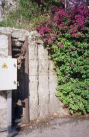 Ligne Maginot - PONT SAINT LOUIS (BARRAGE RAPIDE) - (Blockhaus pour canon) - La barriére
Sur la gauche du logement de la barriére, on peut voir les vestiges du début de la construction d'un monument à la gloire de l'Italie vainqueur dont la base était faite de faisceaux romains. Ce monument qui devait être gigantesque n'a jamais été achevé