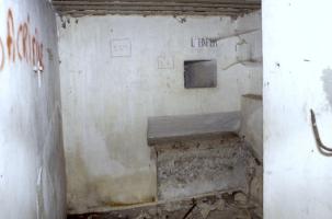 Ligne Maginot - CASTES RUINES (CR) - (Ouvrage d'infanterie) - Bloc 3
Créneau pour mitrailleuse Hotchkiss
Le créneau a été surnommé 'l'enfer'