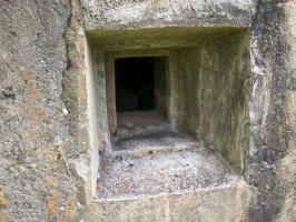 Ligne Maginot - SAINT DALMAS LE SELVAGE (SD) - (Ouvrage d'infanterie) - Bloc 1
L'un des créneaux FM, noter l'absence de cuirassement