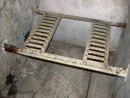 Ligne Maginot - SAINT DALMAS LE SELVAGE (SD) - (Ouvrage d'infanterie) - Les dessous de l'ouvrage
Les latrines, un seau était disposé sous le siège
