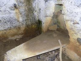 Ligne Maginot - 32B - RUISSEAU DE REVIGNY EST - (Blockhaus pour arme infanterie) - Table pour Hotchkiss avec trou pour grenade/cables à gauche