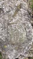 Ligne Maginot - A95 - TETAIGNE A - (Blockhaus lourd type STG / STG-FCR - Double) - Agrandissement du petit muret de droite.
Initiales d'un soldat ? on remarque le graffiti en forme de maison avec les lettres VPPR et 1940 .