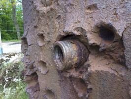 Ligne Maginot - BAMBESCH - A35 - (Ouvrage d'infanterie) - Bloc 2
Une ogive de 88 est fichée dans l'acier de la cloche