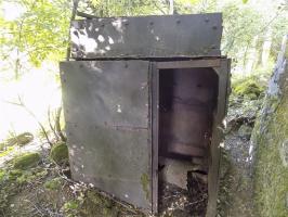 Ligne Maginot - GAILLARD - (Observatoire d'infanterie) - Guérite Prismatique - état initial
La porte dégondée gît au sol à 2 m en arrière, elle n'est pas visible sur ce cliché