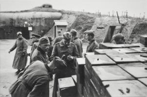 Ligne Maginot - BAMBESCH - A35 - (Ouvrage d'infanterie) - Le bloc 3
Récuperation de munitions par les allemands