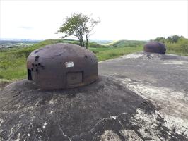 Ligne Maginot - EINSELING NORD - C72 - (Casemate d'infanterie) - Au printemps...
A gauche cloche GFM type A, à droite cloche GFM modifiée en type B
