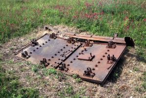 Ligne Maginot - EINSELING SUD - C73 - (Casemate d'infanterie - Simple) - Porte blindée de la casemate, expulsée en contrebas par l'explosion de la casemate.