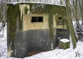 Ligne Maginot - BB374 - (Blockhaus pour canon) - La face avant.
Les créneaux pour mitrailleuse et canon antichar