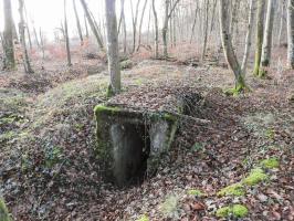 Ligne Maginot - BB43-D - (Blockhaus pour arme infanterie) - L'entrée du premier blockhaus. On voit la tranchée à gauche ; celle-ci va jusqu'au deuxième blockhaus FM puis rejoint le bloc STG.