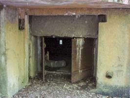 Ligne Maginot - BB43 - (Casemate d'infanterie) - L'accès de la pièce antichar. 
Cet accès était obturé par une porte  étanche et un rideau de rails de chemin de fer empilés glissés dans les rainures visibles sur cette photo