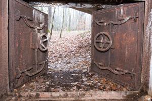 Ligne Maginot - BB43 - (Casemate d'infanterie) - La porte étanche permettant l'entrée du canon antichar.
Cette porte était doublée par un empilage de rails glissés dans des rainures assurant la protection contre les coups  directs.