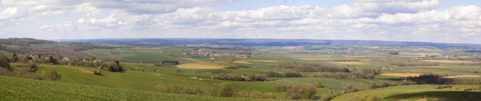 Ligne Maginot - 9B - LE CHENELET SUD - (Blockhaus pour arme infanterie) - Vue de la vallée de la Chiers, du nord-ouest à l'est.
Vers le nord-ouest on voit Sedan.