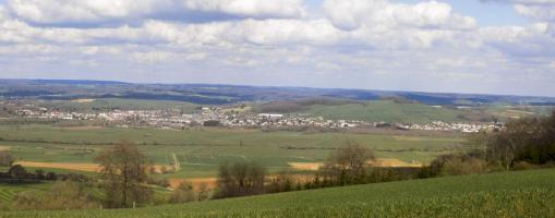 Ligne Maginot - 9B - LE CHENELET SUD - (Blockhaus pour arme infanterie) - Vue de la Vallée de la Chiers, nord-ouest à l'est.
Vers le nord on voit Carignan/Blagny