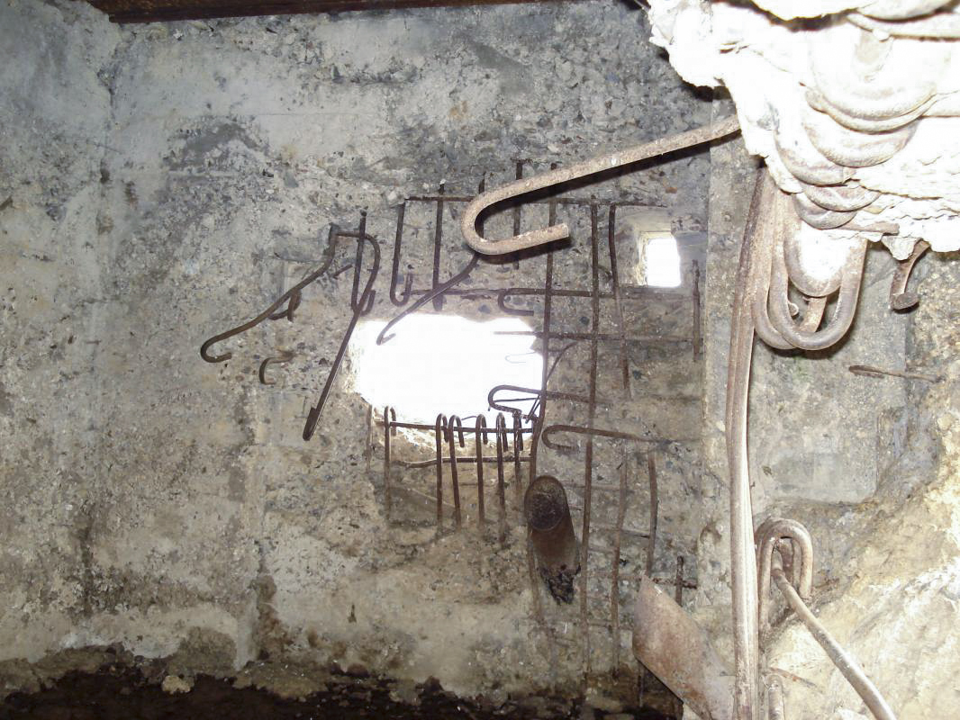 Ligne Maginot - Casemate A72 - Les AYVELLES Sud - Créneau AC - R Tucker