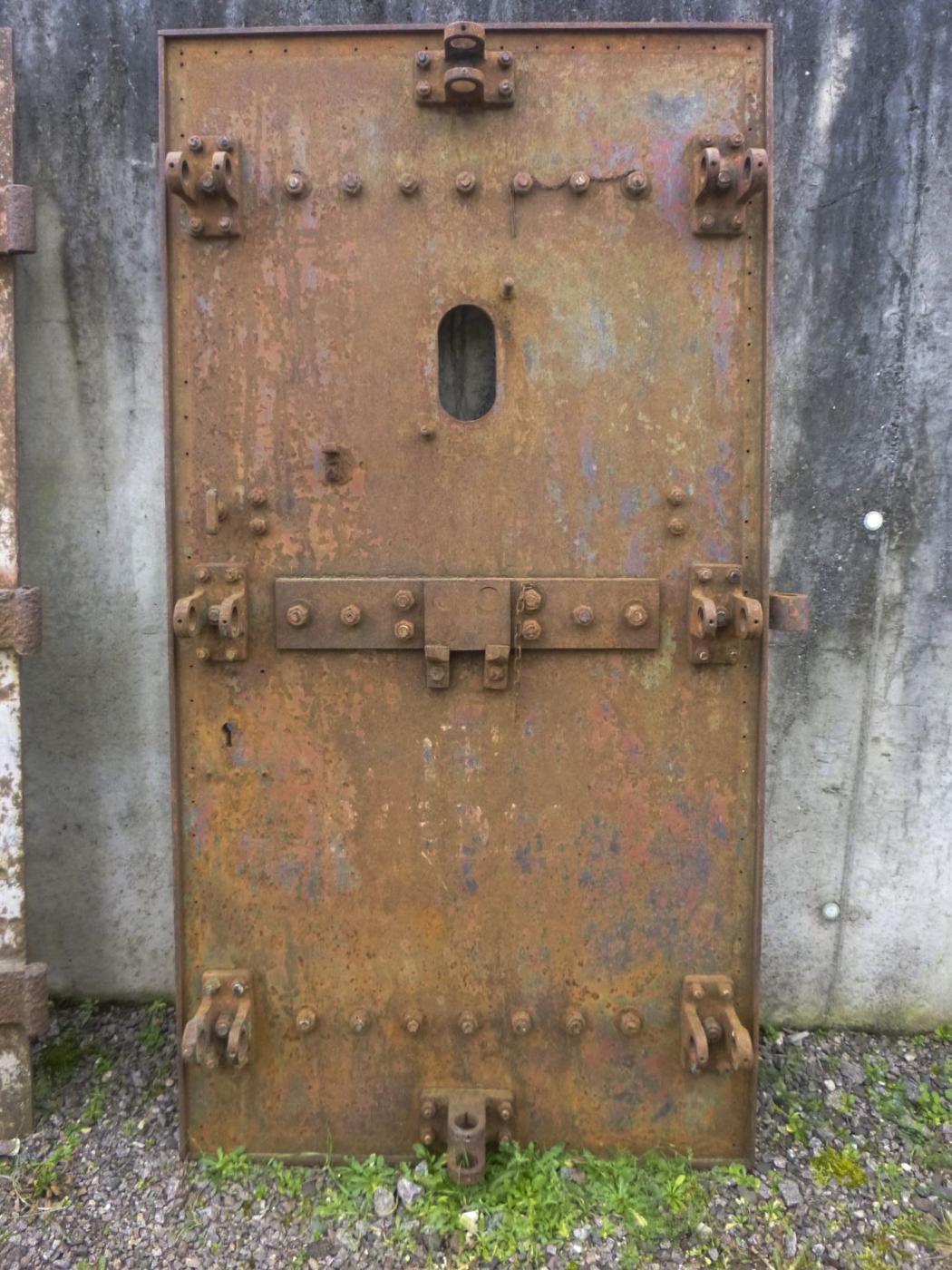 Ligne Maginot - DAMBACH EGLISE - (Blockhaus pour arme infanterie) - Porte blindé déposé sur le mur de l'enceinte de l'église - J.luc