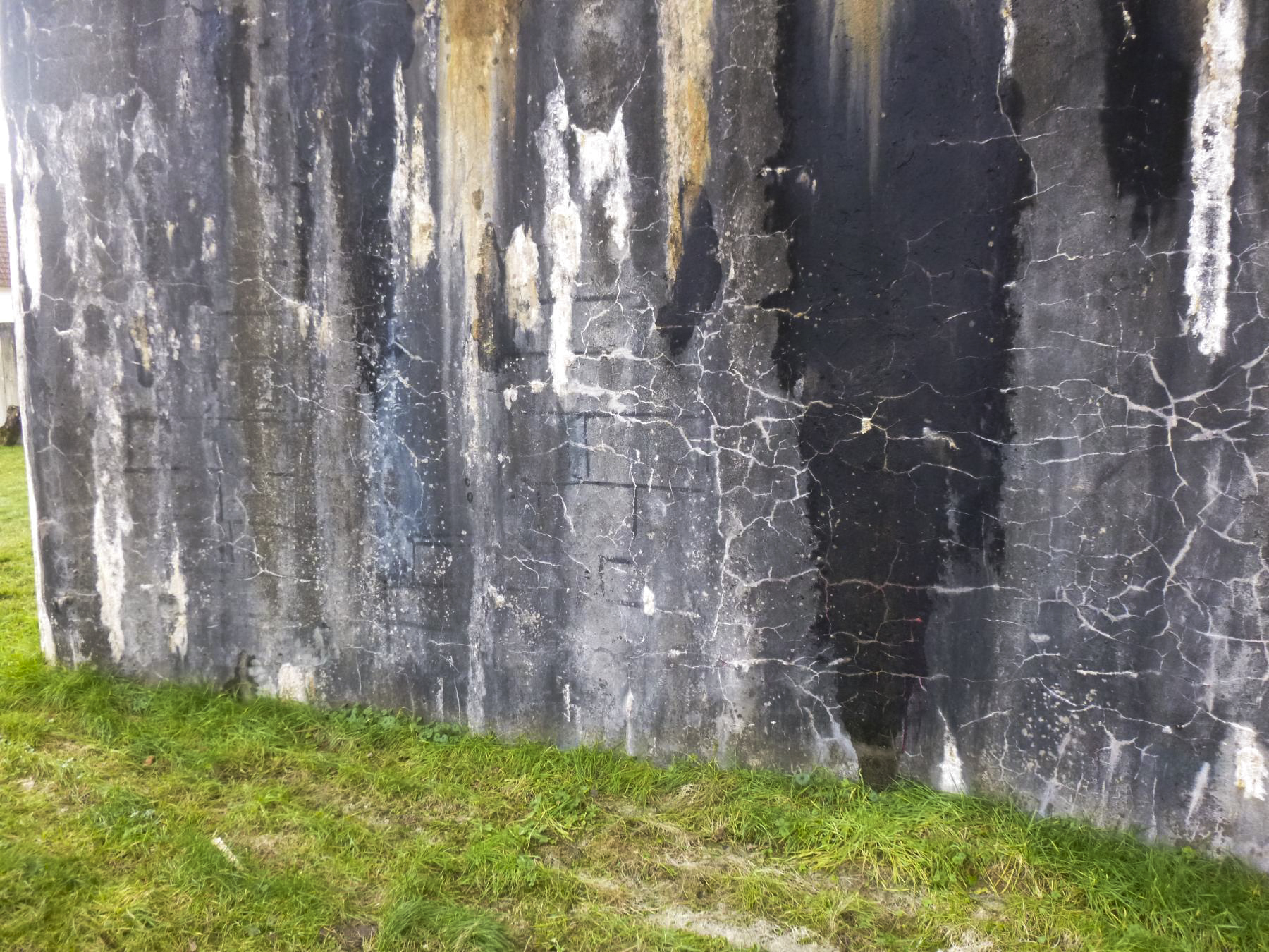 Ligne Maginot - DAMBACH EGLISE - (Blockhaus pour arme infanterie) - Traces d'un camouflage imitation mur de brique sur la partie est de la casemate - J.luc
