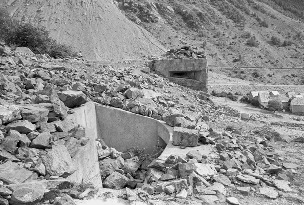 Ligne Maginot - LE PRA (LP)  - (AVANT POSTE) - (Ouvrage d'infanterie) - Bloc 5 (bloc observatoire) et en premier plan un emplacement de mortier semble-t-il - Alain Loviny
