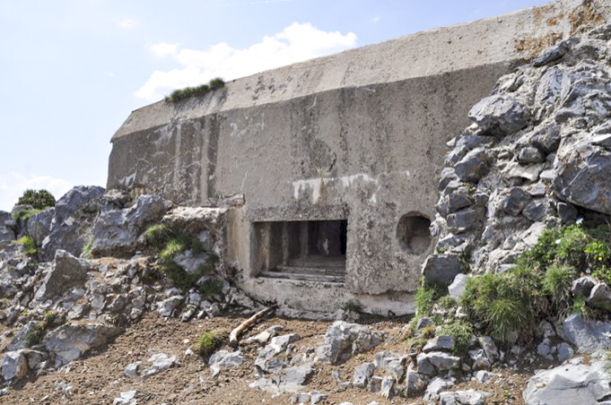 Ligne Maginot - CONCHETAS - CONQUET (OC) - (Ouvrage d'infanterie) - Bloc 6
Créneau mitrailleuse flanquant en direction du vallon du Boréon - Simon