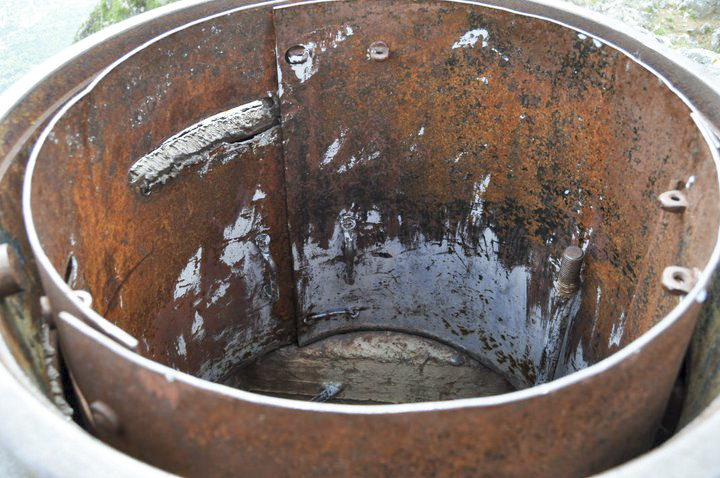 Ligne Maginot - CONCHETAS - CONQUET (OC) - (Ouvrage d'infanterie) - Bloc 4
Vue rapproché de la partie restante de la cloche d'observation Saint Jacques spécifiquement conçue  pour les avant postes.
Le doublage amovible est resté en place