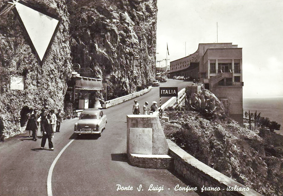 Ligne Maginot - PONT SAINT LOUIS (BARRAGE RAPIDE) - (Blockhaus pour canon) - Le plot de verrouillage de la barriére
Photo prise dans les années 50 avant sa destruction lors de l'élargissement de la route. La barrière existe toujours, murée dans son logement - Inconnu